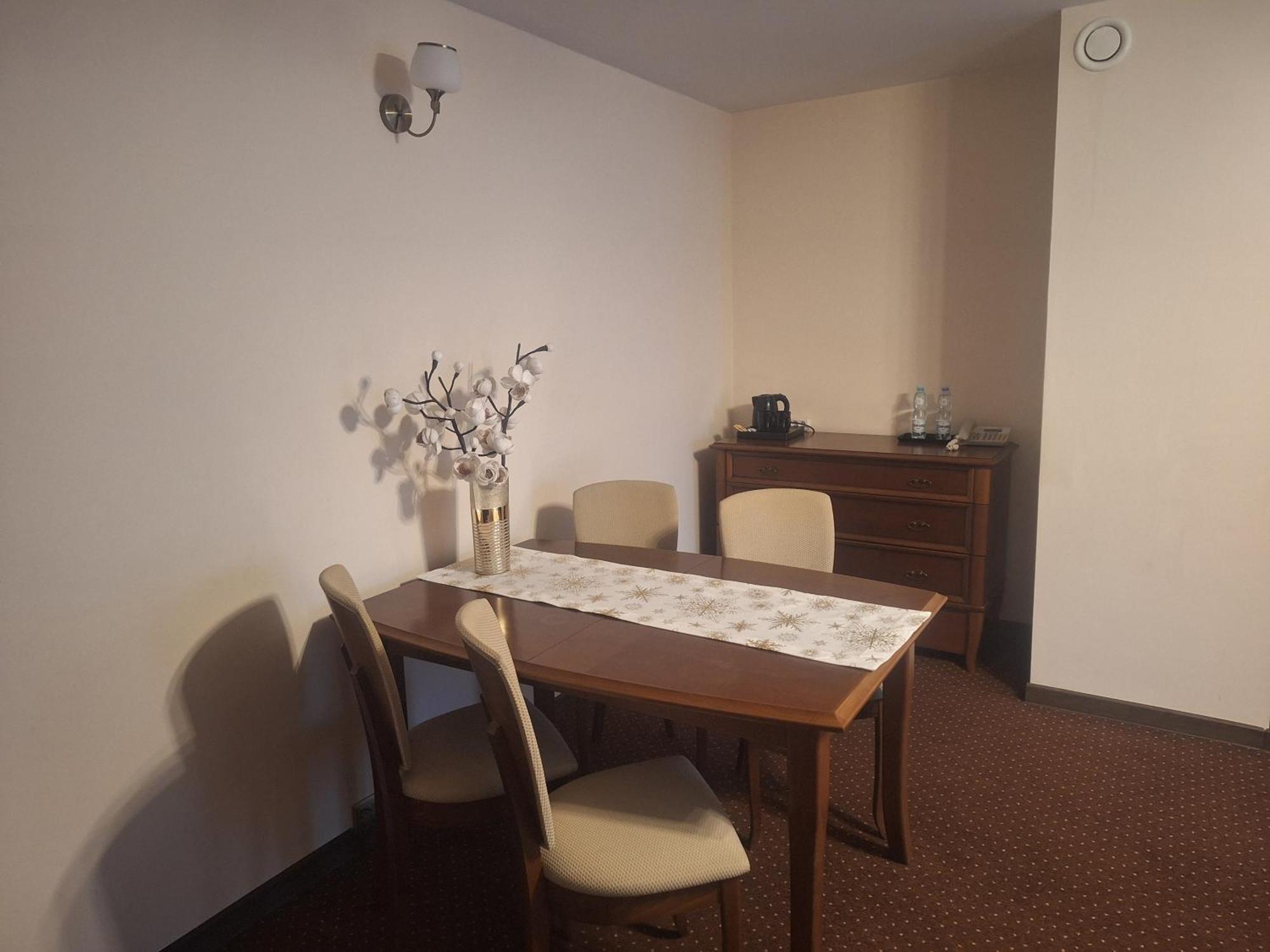 Hotel W Dobieszkowie Stryków Esterno foto