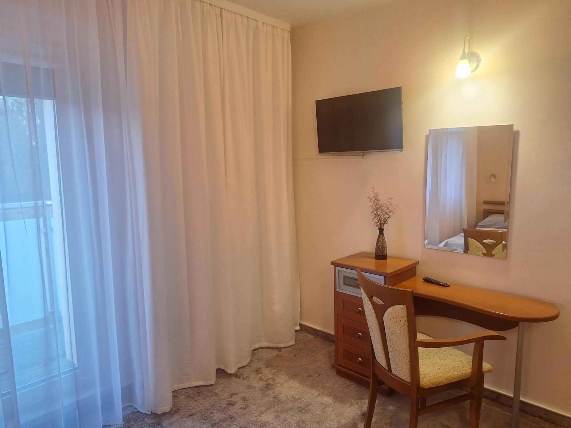 Hotel W Dobieszkowie Stryków Esterno foto